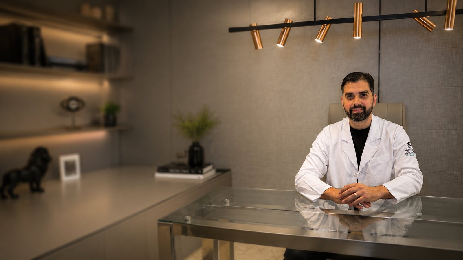 Dr. Bruno Brito em seu consultório em João Pessoa